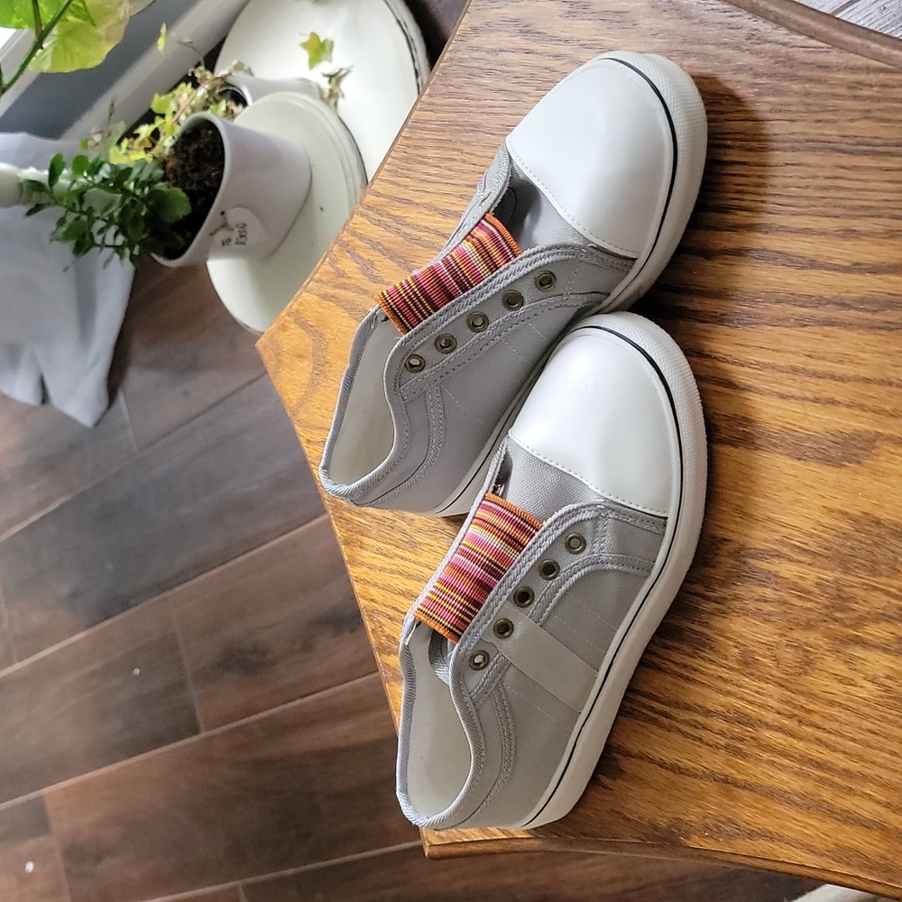 Size 8 adorable Grey slip on shoe.